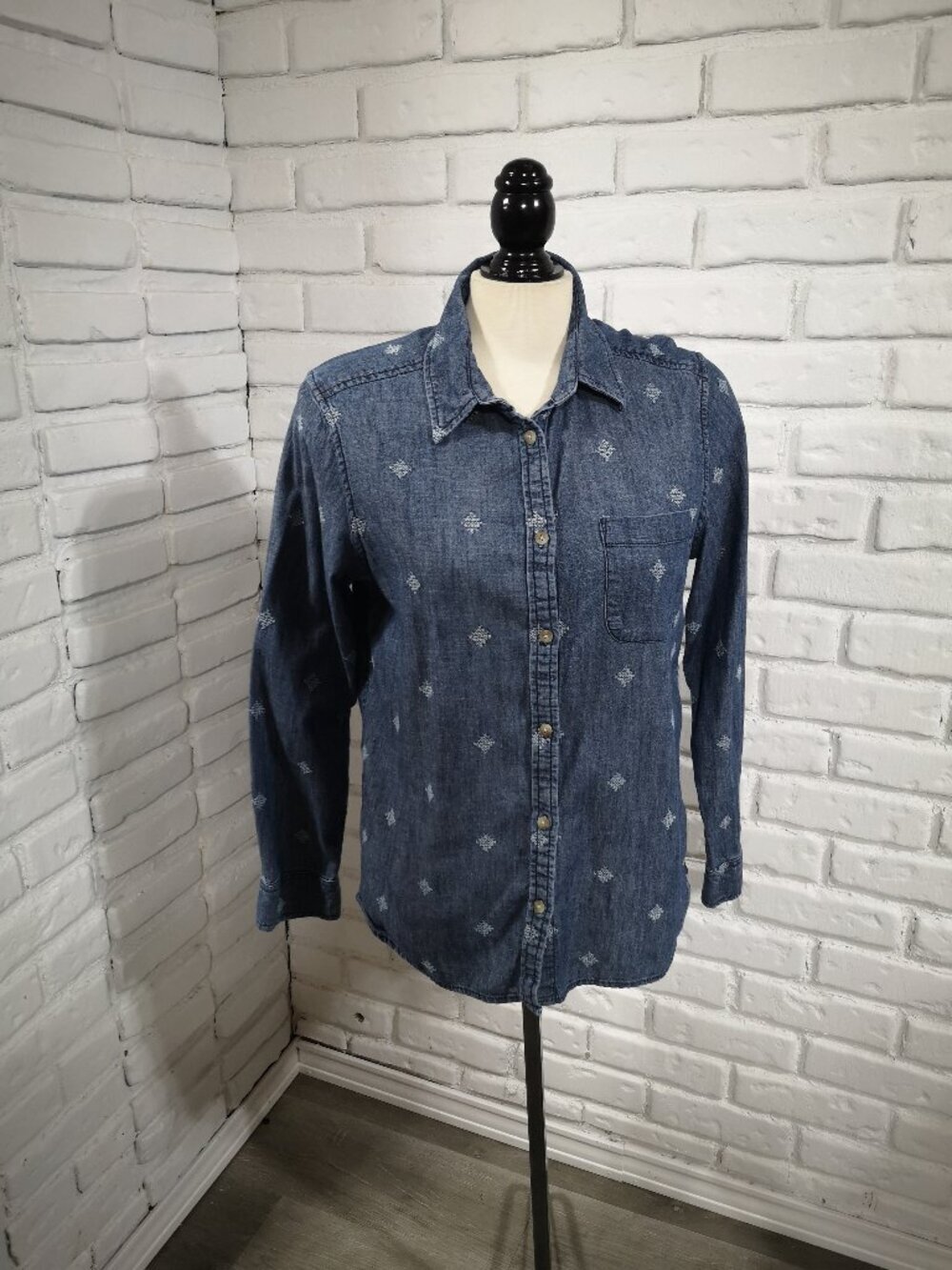 American Eagle Outfitters Women's Size Large Blue Denim Shirt w/ Embroidery